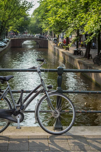 Amsterdam escena del canal con bicicletas y puente —  Fotos de Stock