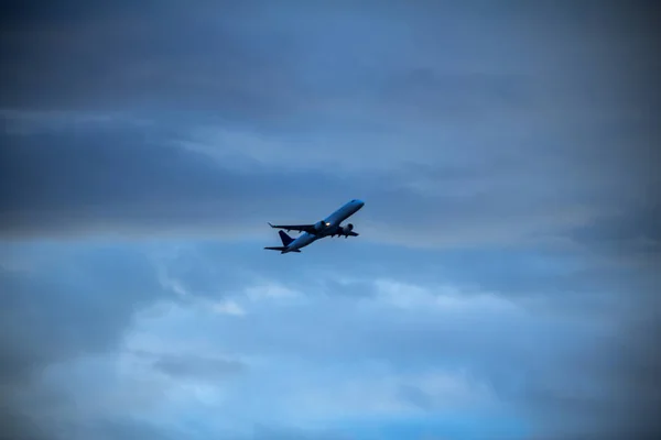 離陸する飛行機 — ストック写真