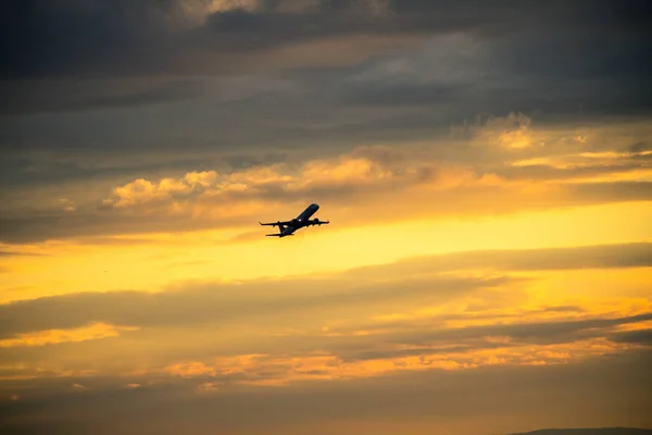 Silhouette of airplane at sunset — Stock Photo, Image