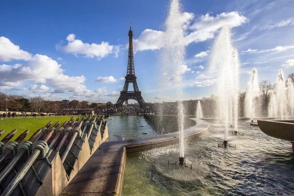 Эйфелева башня и фонтан в саду Трокадеро, Париж — стоковое фото
