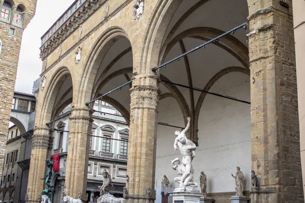 "强奸萨宾娜妇女" 雕像, 佛罗伦萨。意大利 — 图库照片