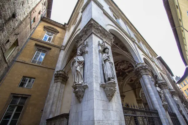 Ancien bâtiment historique avec des sculptures sur la façade de Sienne — Photo