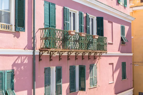 Beautiful pink house facade in Italy — Stock Photo, Image