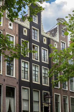 Amsterdam 'da geleneksel eski binalar