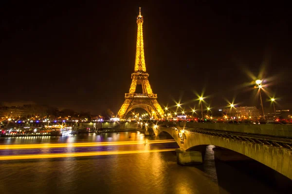 埃菲尔铁塔在晚上在巴黎，法国 — 图库照片