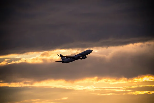 夕暮れ時の飛行機のシルエット — ストック写真