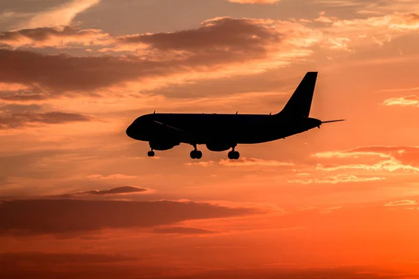 Atterrissage de l'avion au coucher du soleil — Photo