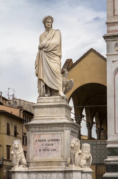 Statua Dante Alighieri in Piazza Santa Croce a Firenze — Foto Stock