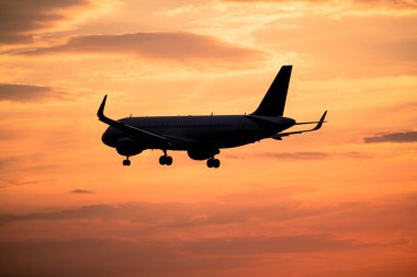 Gün batımında uçak inecek.