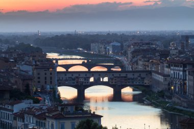 Ponte Vecchio 'nun gece manzarası harika. Firenze, İtalya