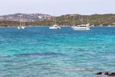 Güzel sahilde Sardunya Adası, İtalya