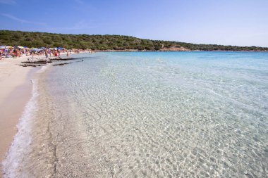 Güzel sahilde Sardunya Adası, İtalya