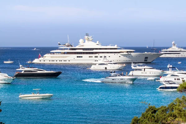 Yates de lujo en la bahía de Porto Cervo en la isla de Cerdeña, Italia —  Fotos de Stock