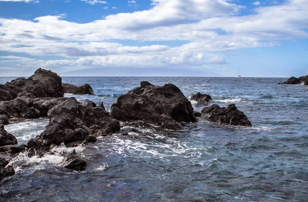 Vista de una costa rocosa — Foto de Stock