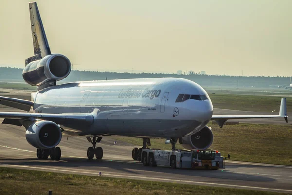 Flygplan på banan — Stockfoto