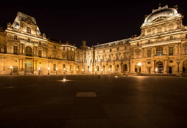 Musee Louvren i Paris av natt — Stockfoto
