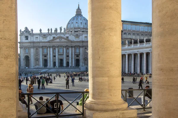 Sütunlar üzerinde St. Peter's Square, Vatikan, İtalya — Stok fotoğraf