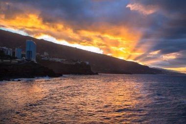 Volkan Teide üzerinde gökyüzü günbatımı 