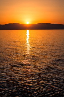 Denizin üzerinde gün batımı