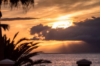 Denizin üzerinde gün batımı 