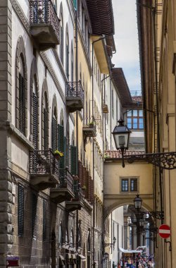 İtalya, Floransa 'da dar bir ortaçağ caddesi