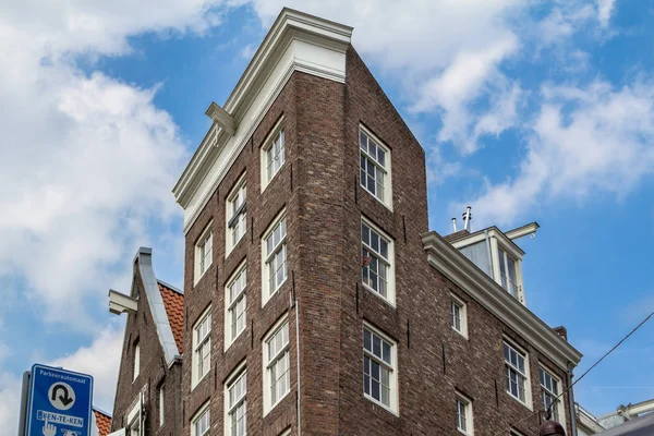 Tradycyjne stare budynki w Amsterdamie — Zdjęcie stockowe