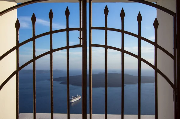 Oude poort met uitzicht op zee — Stockfoto