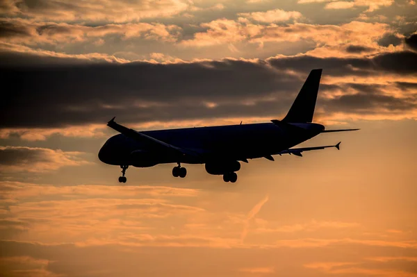 Atterrissage de l'avion au coucher du soleil — Photo