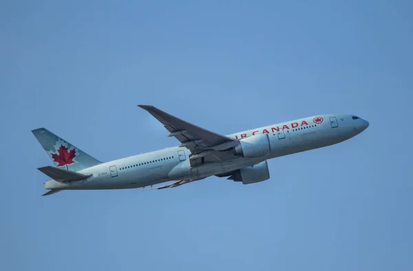 Airplane taking off — Stock Photo, Image
