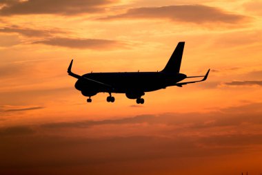 Gün batımında uçak inecek.