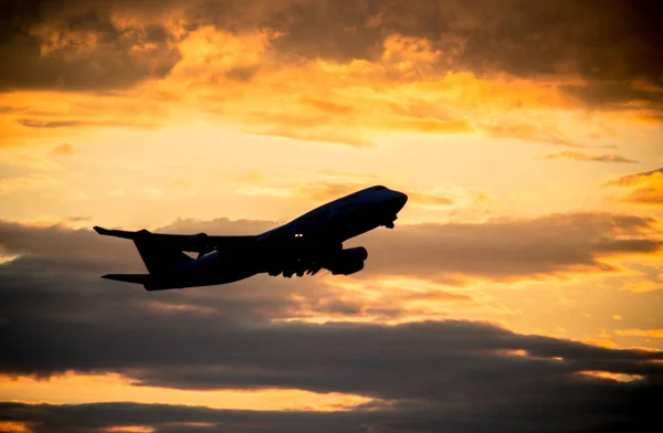 Flugzeug hebt ab — Stockfoto