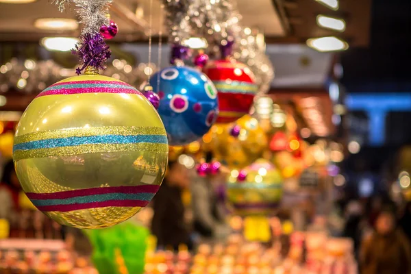 Висячие рождественские шары — стоковое фото