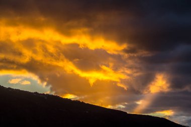 Volkan Teide üzerinde gökyüzü günbatımı 