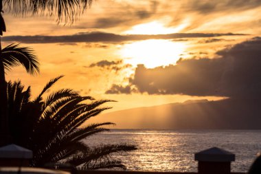Denizin üzerinde gün batımı 