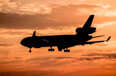 Gün batımında uçak inecek.