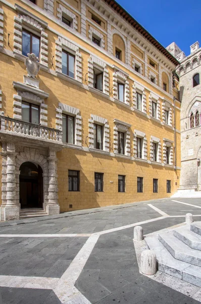 Palazzo Spannocchi in Piazza Salimbeni, Siena, Italia — Foto Stock