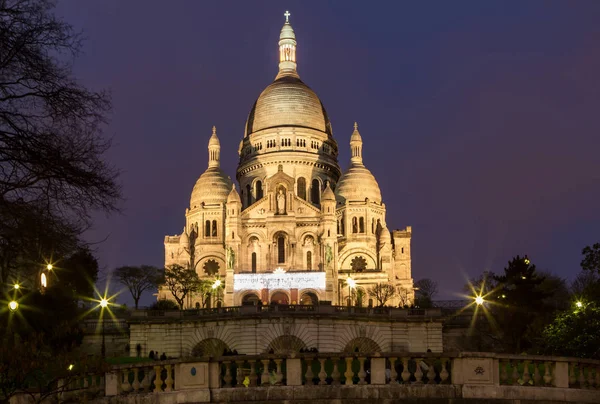 Bazylika Sacre Coeur w dzielnicy Montmartre w Paryżu — Zdjęcie stockowe