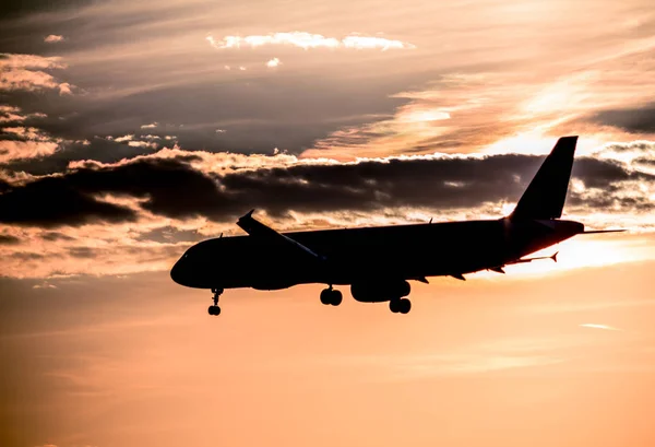 Atterrissage de l'avion au coucher du soleil — Photo