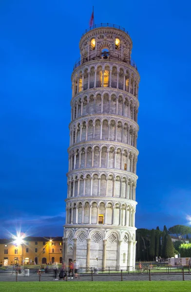Pisa schiefer turm in der nacht, italien — Stockfoto