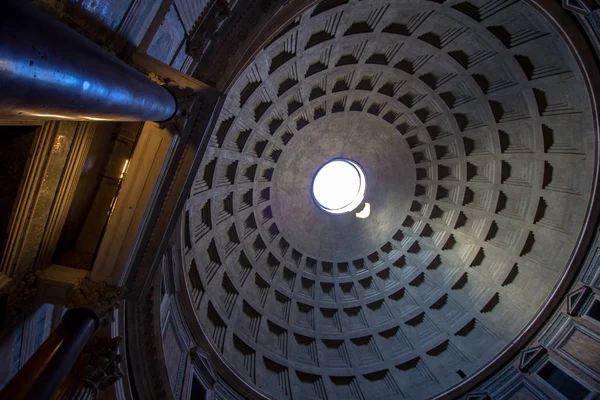 Antheon ışık yukarıdan, Roma ünlü ray ile — Stok fotoğraf