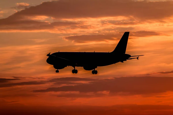 Flygplanslandning vid solnedgången — Stockfoto