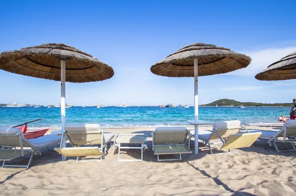 Sombrillas de paja en la playa — Foto de Stock