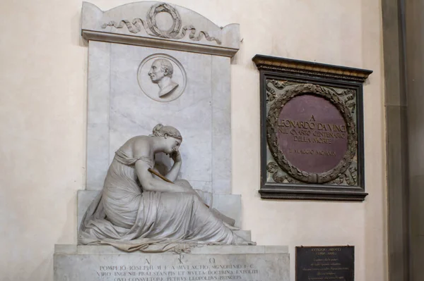 Tombe et tablette au nom de Léonard de Vinci dans la basilique de Santa Croce — Photo