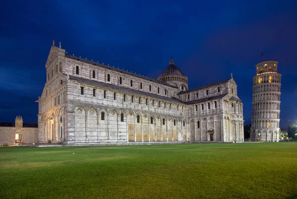 Pisa ve Leaning Tower mucizeler Meydanı, İtalya katedral — Stok fotoğraf