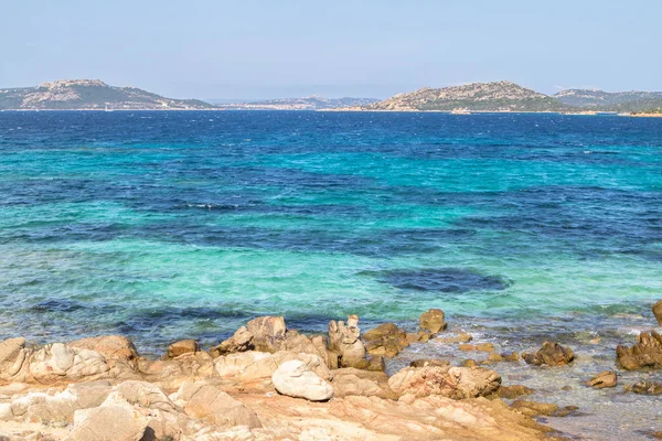 La hermosa playa en la isla de Cerdeña, Italia — Foto de Stock