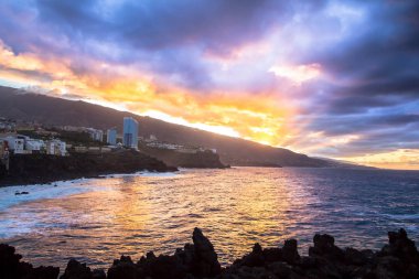 Volkan Teide üzerinde gökyüzü günbatımı 