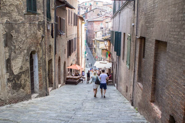 Rue médiévale étroite à Sienne, Italie — Photo