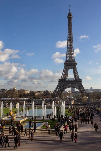 Eiffeltornet och fontänen på Jardins du Trocadero, Paris — Stockfoto