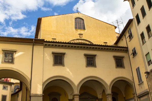 Старый исторический дом во Флоренции, Италия — стоковое фото