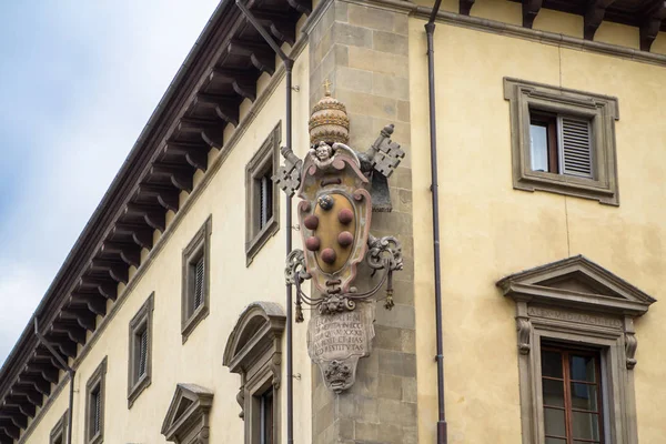 Emblém Medici v historické budově ve Florencii, Itálie — Stock fotografie